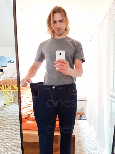 Mann mit zu großer Jeans macht ein Bild vor dem Spiegel 20160810_121819 