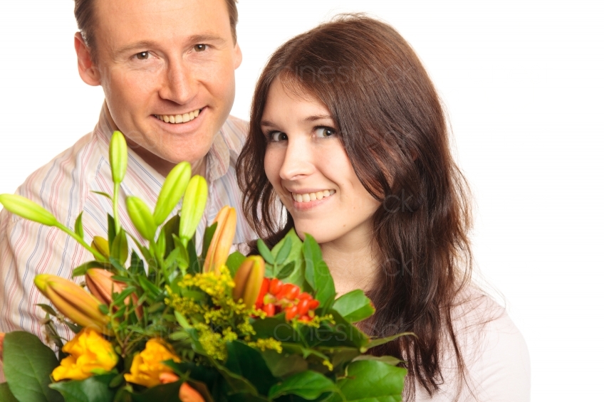 Mann schenkt Frau einen Blumenstrauß 20091212_0093