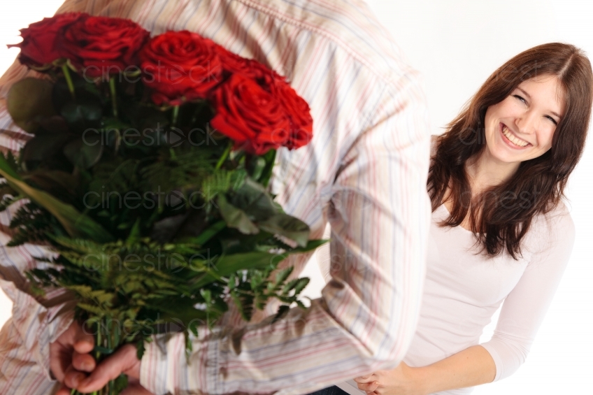 Mann schenkt Frau rote Rose 20091212_0098