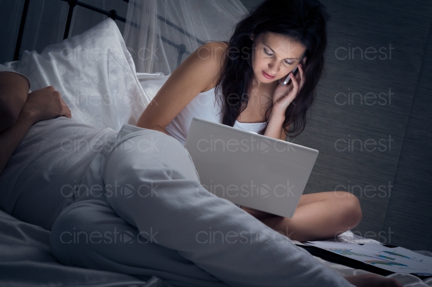 Mann schläft neben arbeitender Frau 20121130-429