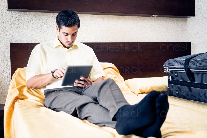 Mann sitzt an Tablet 