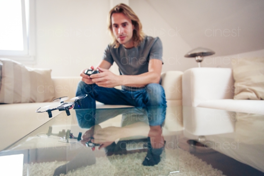 Mann spielt mit Ferngesteuerter Drohne 20160810