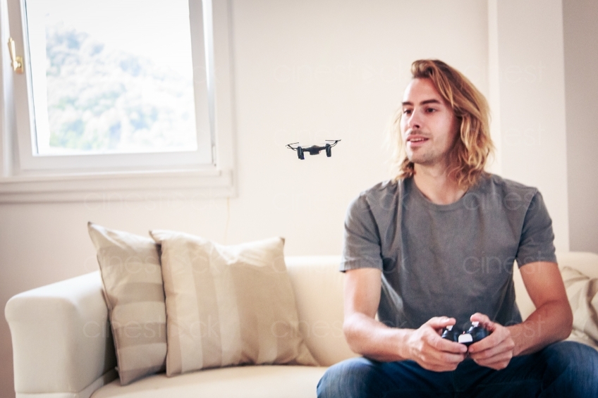 Mann spielt mit Ferngesteuerter Drohne 20160810