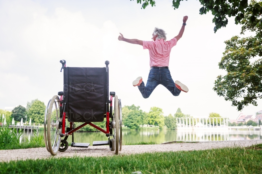 Mann springt aus Rollstuhl an See 20160725-0705