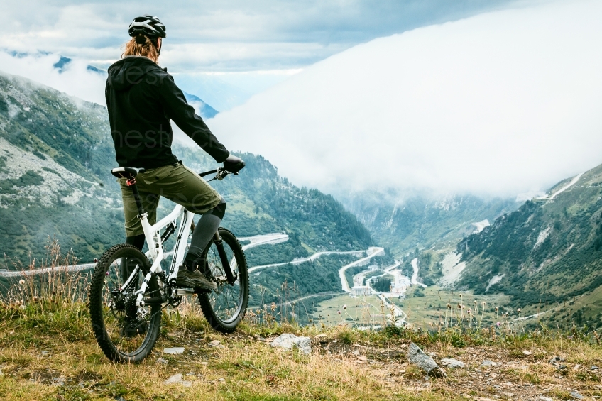 Mann steht mit Mountainbike vor Bergpanorama 20150817-0396 