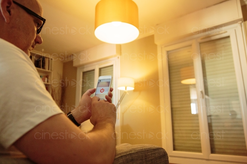 Mann steuert Smart Home System auf dem Handy 20160823