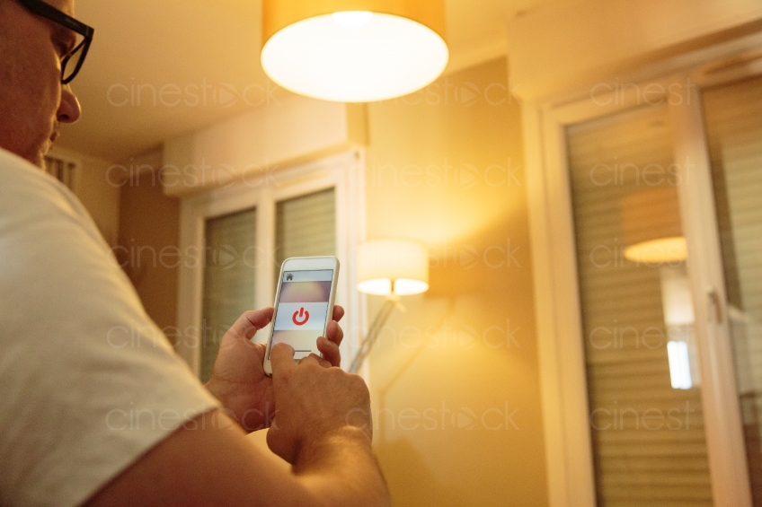 Mann steuert Smart Home System auf dem Handy 20160823