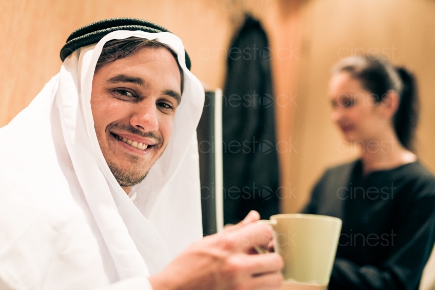 Mann trinkt Kaffee Frau am Laptop 20140427-0687