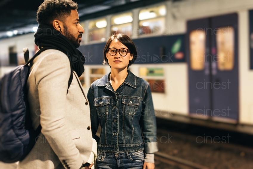 Mann und Frau am Bahnsteig 20160426