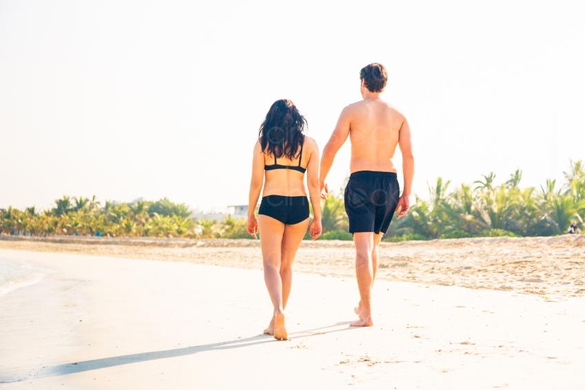Mann und Frau am Strand 20140313-3223