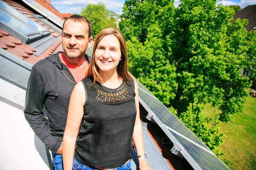 Mann und Frau auf Balkon 20150510-0776