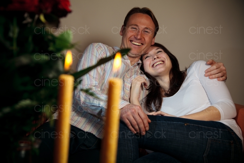 Mann und Frau auf der Couch bei Kerzenlicht 20091212_0142