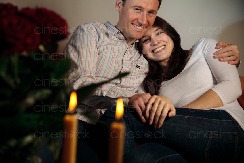 Mann und Frau auf der Couch bei Kerzenlicht 20091212_0145
