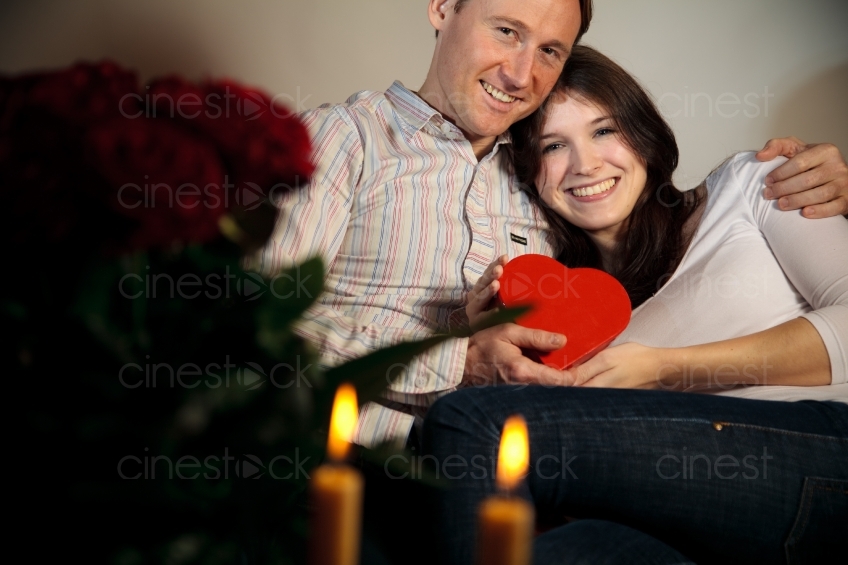 Mann und Frau auf der Couch bei Kerzenlicht 20091212_0148