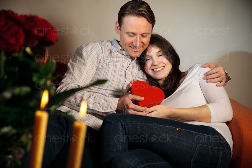 Mann und Frau auf der Couch bei Kerzenlicht 20091212_0149