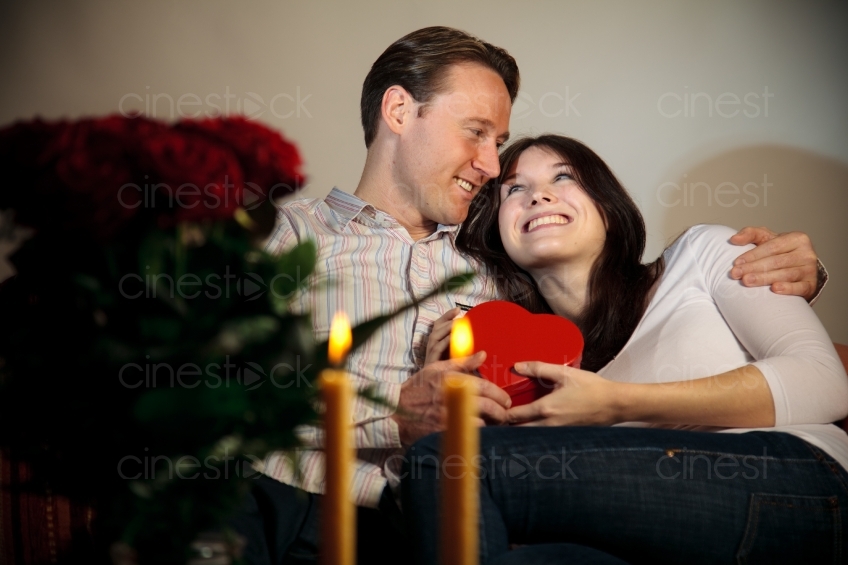 Mann und Frau auf der Couch bei Kerzenlicht 20091212_0154
