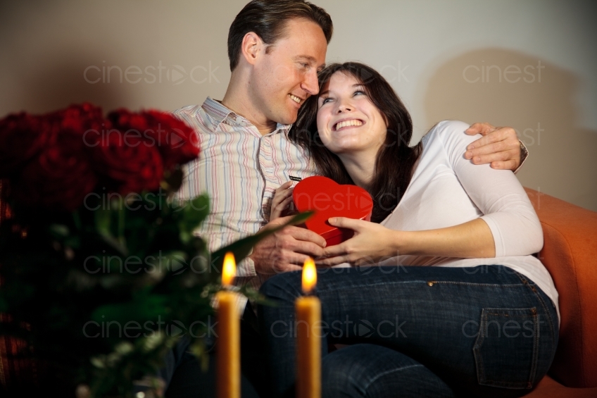 Mann und Frau auf der Couch bei Kerzenlicht 20091212_0155