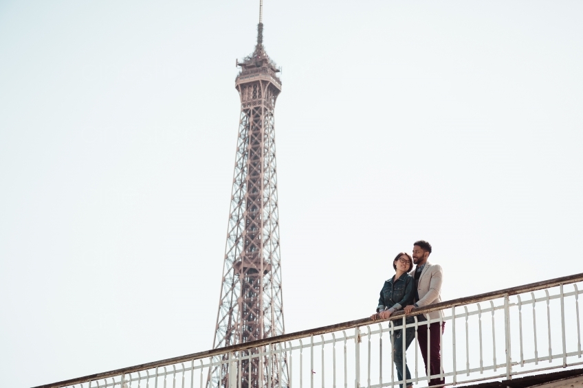 Mann und Frau auf einer Brücke am Eiffelturm 20160426