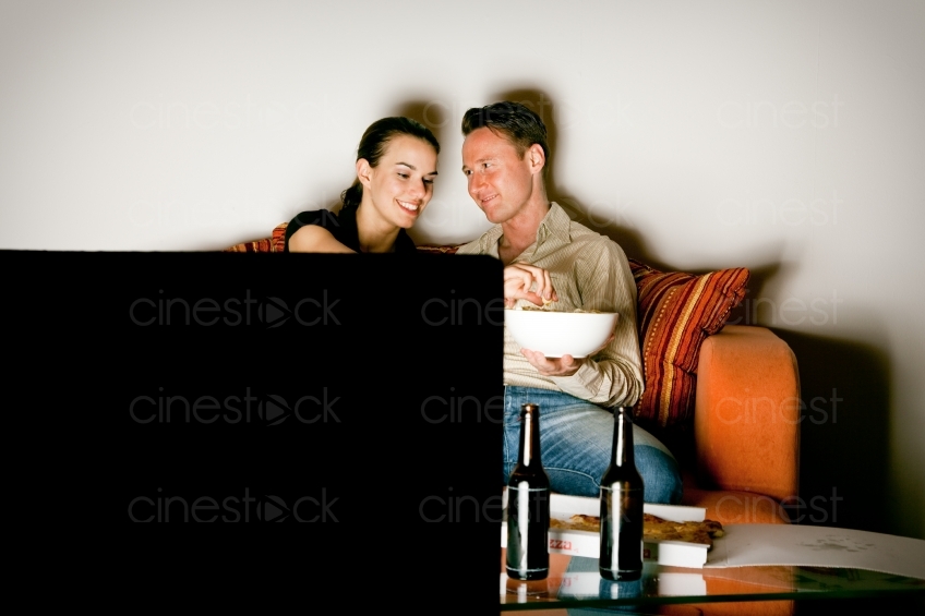 Mann und Frau beim fernsehen 20090502_0836