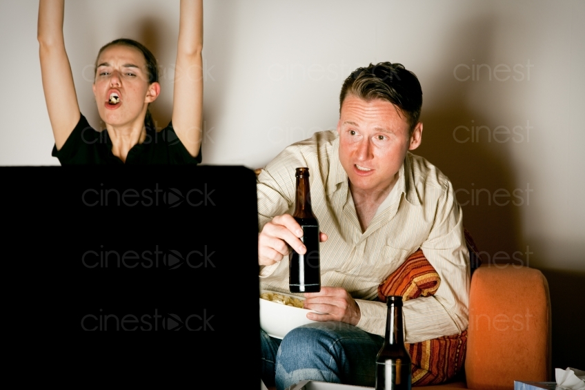 Mann und Frau beim fernsehen 20090502_0877
