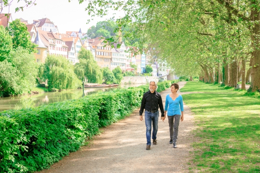 Mann und Frau gehen am Fluss spazieren 20160518