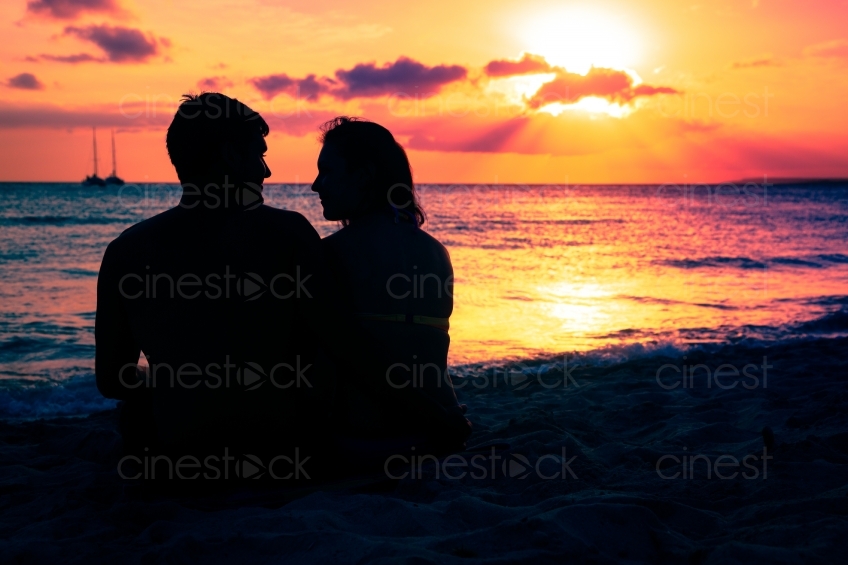 Mann und Frau im Sonnenuntergang 
