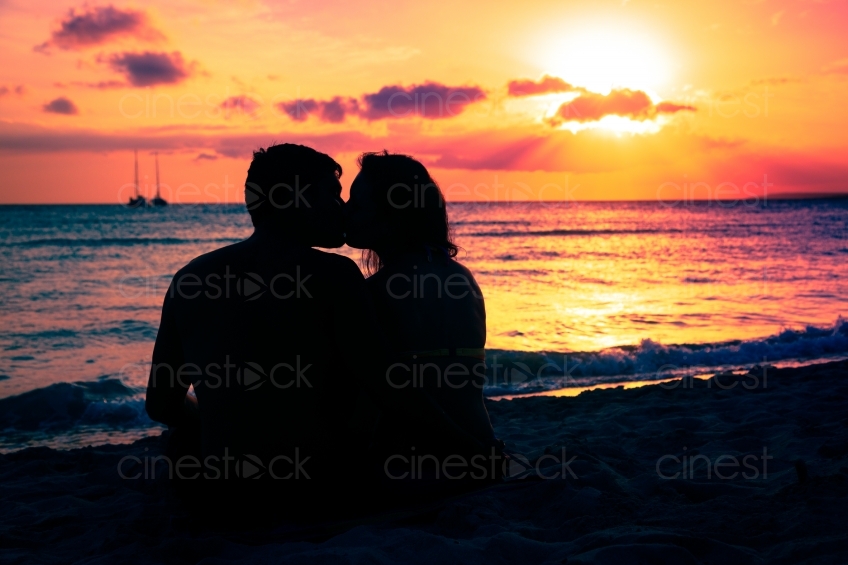 Mann und Frau im Sonnenuntergang 