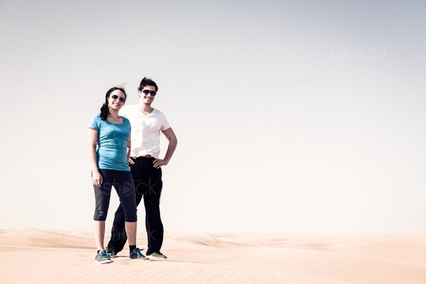 Mann und Frau in Wüste 20140313-1616
