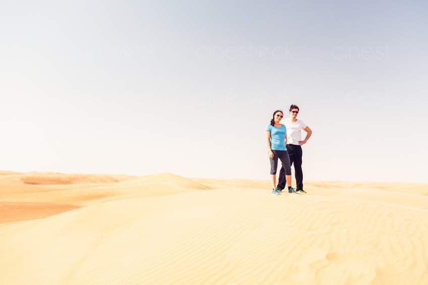 Mann und Frau in Wüste 20140313-1620