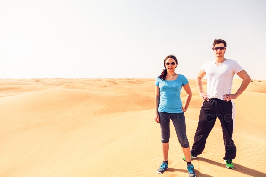 Mann und Frau in Wüste 20140313-1624