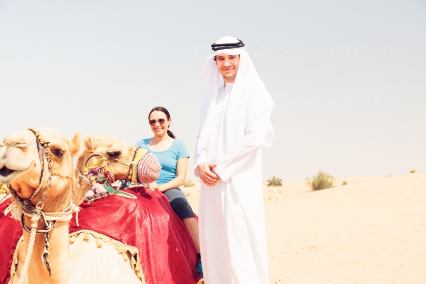 Mann und Frau in Wüste 20140313-2113