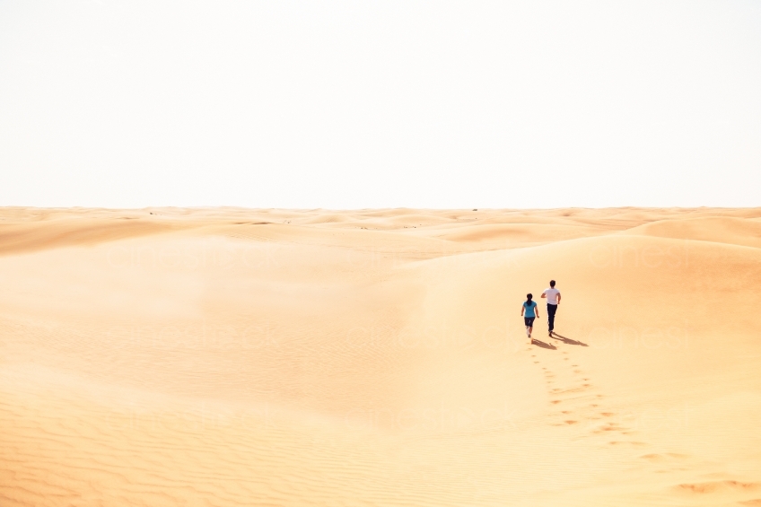 Mann und Frau joggen in Wüste 20140313-1646