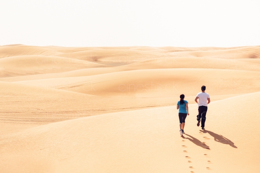 Mann und Frau joggen in Wüste 20140313-1654