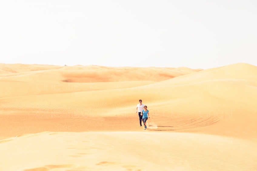 Mann und Frau joggen in Wüste 20140313-1685