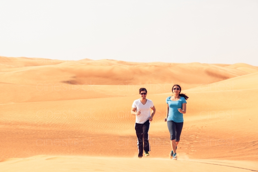 Mann und Frau joggen in Wüste 20140313-1695