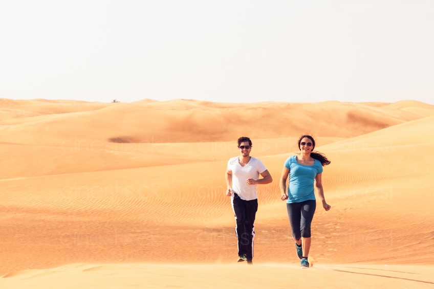 Mann und Frau joggen in Wüste 20140313-1696