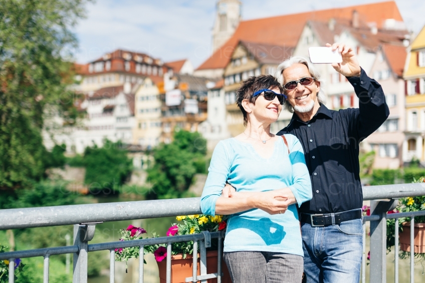 Mann und Frau machen ein Selfie auf einer Brücke 20160518