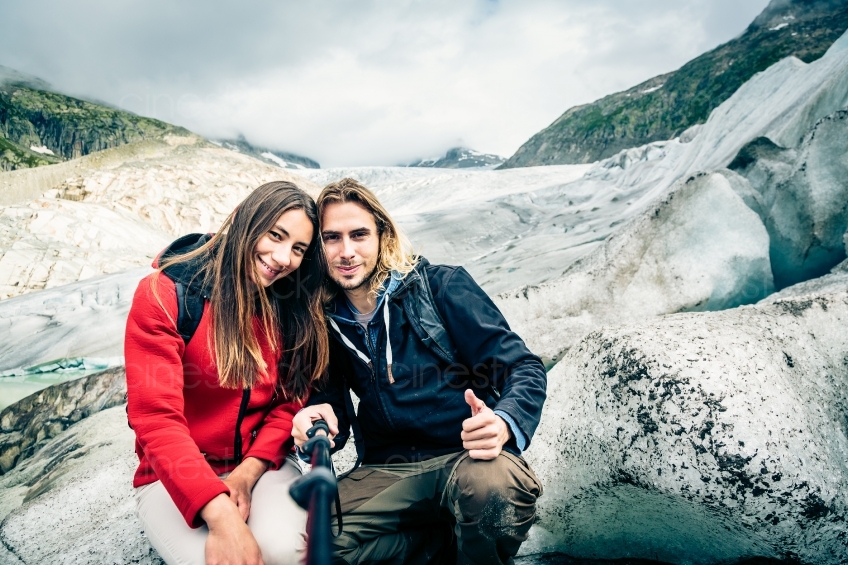 Mann und Frau machen Foto vor See 20150817-1056