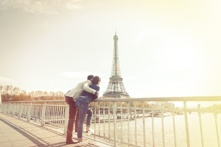 Mann und Frau mit Blick auf den Eiffelturm in Paris 20160426