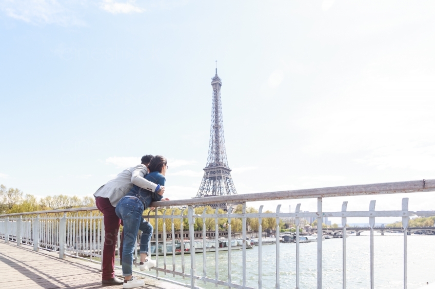 Mann und Frau mit Blick auf den Eiffelturm in Paris 20160426