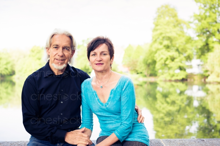 Mann und Frau sitzen am See 20160518