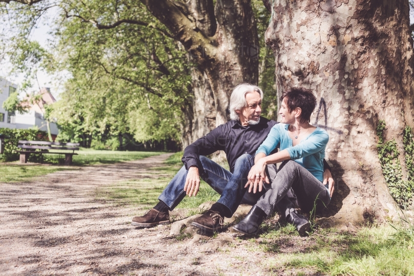 Mann und Frau sitzen an einem Baum 20160518