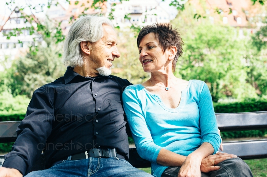 Mann und Frau sitzen auf einer Parkbank 20160518