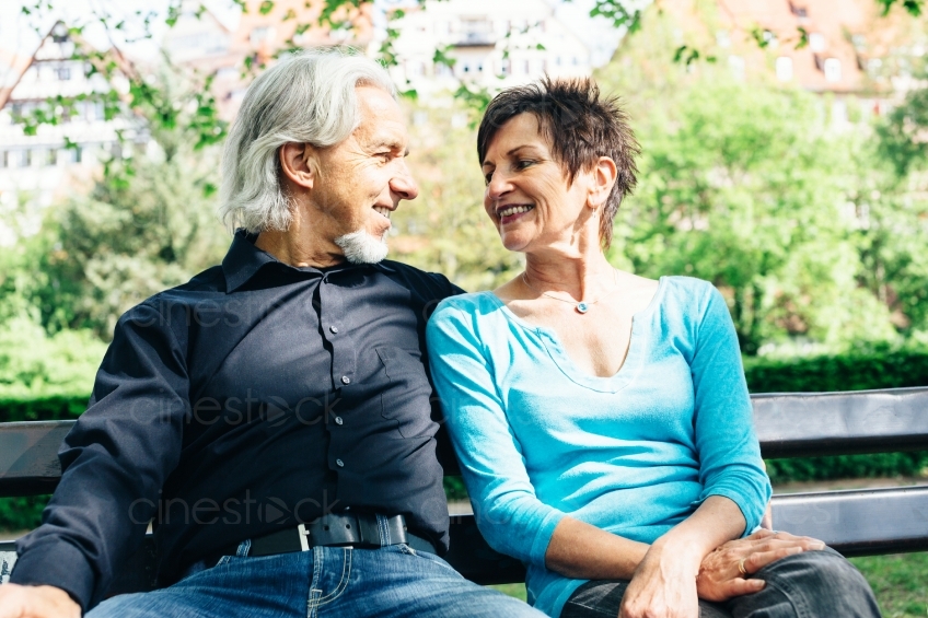 Mann und Frau sitzen auf einer Parkbank 20160518
