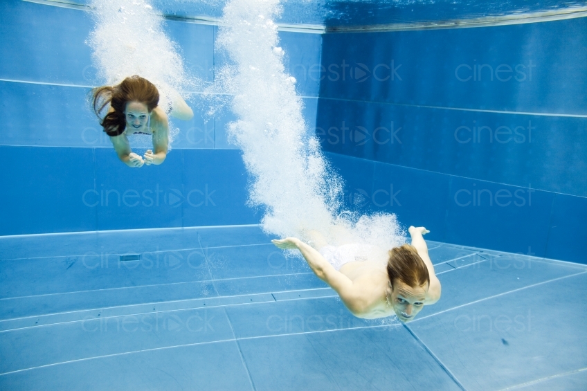 Mann und Frau springen ins Wasser 20090719a_0272