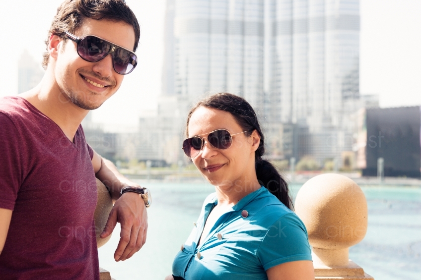Mann und Frau vor Burj Khalifa 20140313-0800