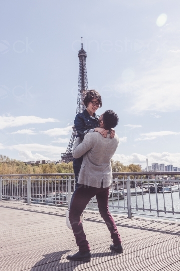Mann und Frau vor dem Eiffelturm in Paris 20160426