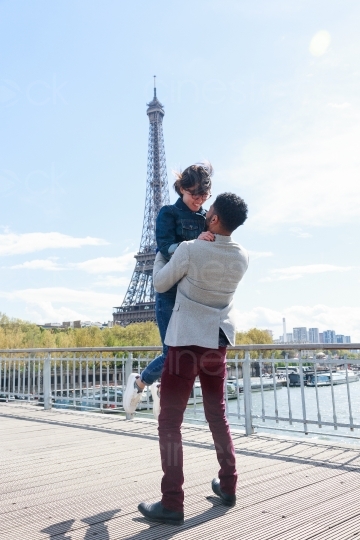 Mann und Frau vor dem Eiffelturm in Paris 20160426