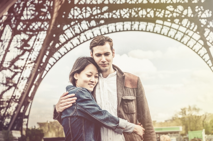 Mann und Frau vor dem Eiffelturm stehend 20160426