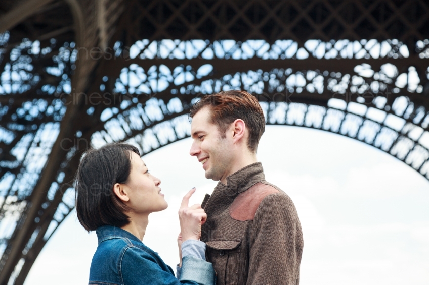 Mann und Frau vor dem Eiffelturm stehend 20160426